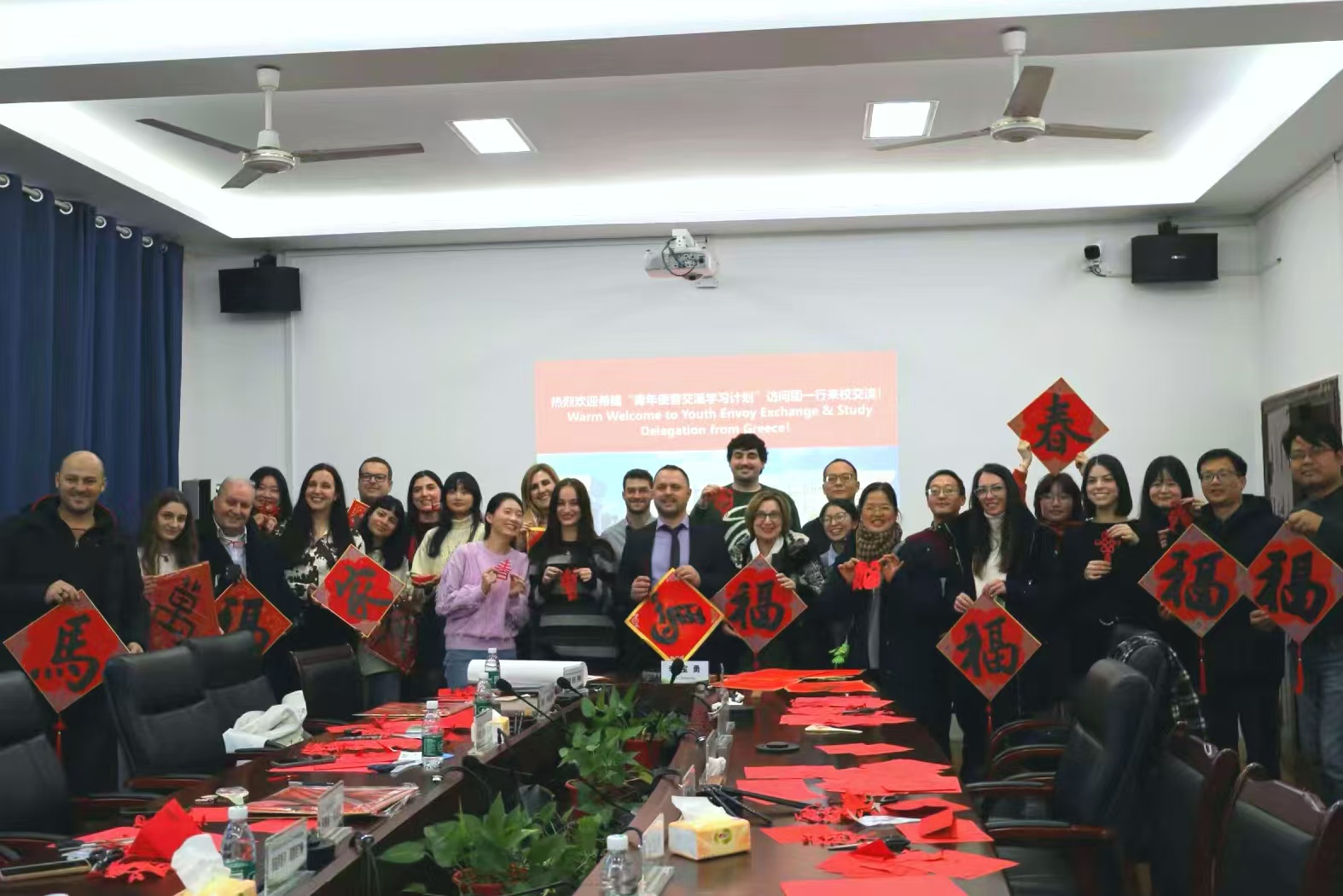 中希青年共書“友誼萬歲”，剪紙傳情迎新春——外國語學(xué)院希臘師生訪學(xué)團(tuán)文化交流活動(dòng)紀(jì)實(shí)